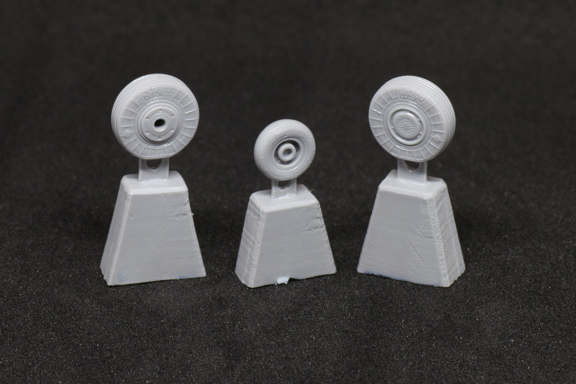 AM7220 Колеса под нагрузкой для Як-130 1/72 Arma Models