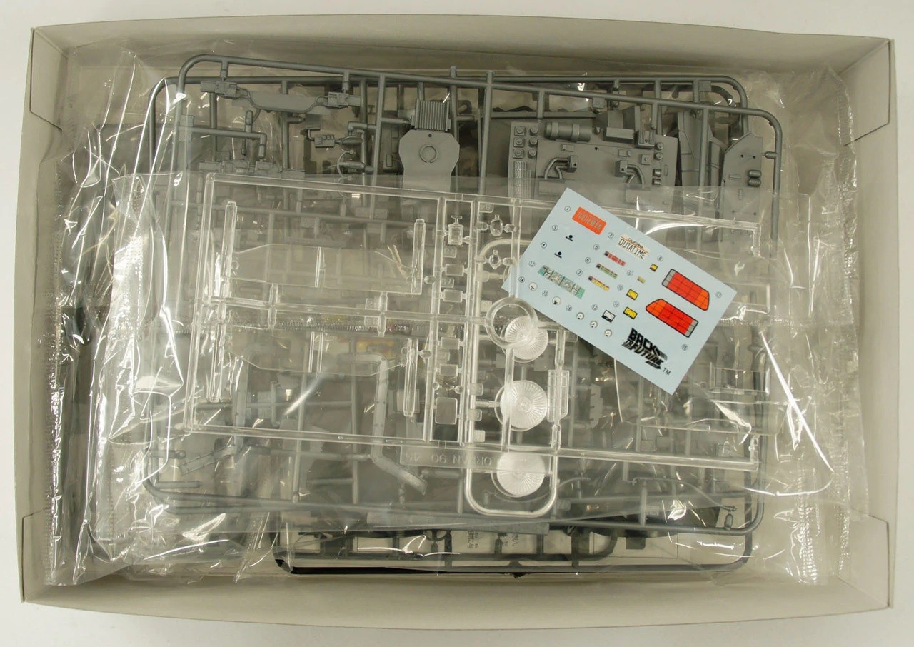 05917 Back To The Future DeLorean from Part II Aoshima