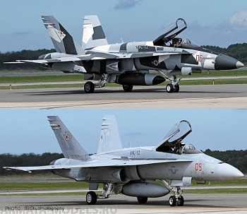 02202 Самолет Boeing F/A-18A+ Hornet VFC-12 Adversary Combo (2 x kits)