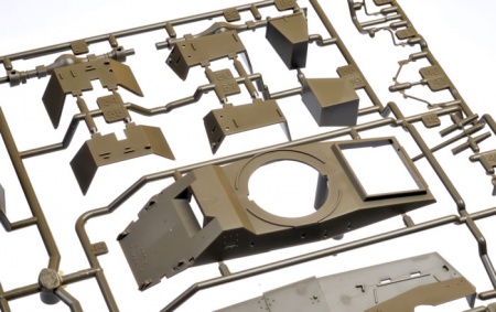 32587 Английский бронеавтомобиль 7ton Armored Car Mk.IV с фигурой командира Tamiya